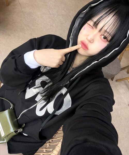 OURSAYSOUR(アワーセイアワー)の「OURS カモフラワーアップリケフードジップアップ ブラック(パーカー・レディース・ブラック・LARGE/M/L/MEDIUM)」の4枚目の写真