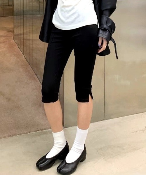 SHEENA(シーナ)の「【3サイズ展開】裾スリットストレッチカプリパンツ(その他パンツ・レディース・ブラック・M/S/L)」の1枚目の写真