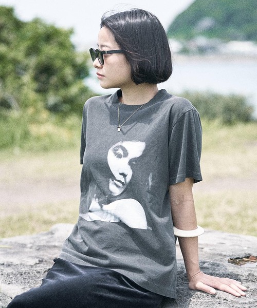 PULP/417EDIFICE（パルプフォーワンセブンエディフィス）の「BJORK PHOTO TEE "PORTRAIT" 1 by Kevin Cummins（Tシャツ/カットソー・メンズ・ホワイト/ブラック・MEDIUM/SMALL/LARGE/X-LARGE）」の8枚目の写真
