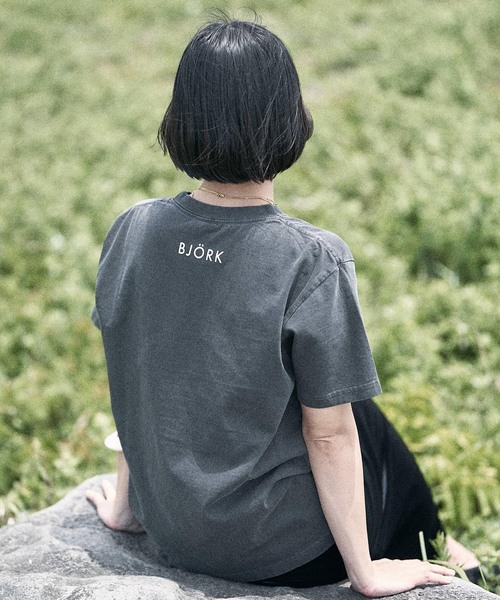 PULP/417EDIFICE（パルプフォーワンセブンエディフィス）の「BJORK PHOTO TEE "PORTRAIT" 1 by Kevin Cummins（Tシャツ/カットソー・メンズ・ホワイト/ブラック・MEDIUM/SMALL/LARGE/X-LARGE）」の9枚目の写真