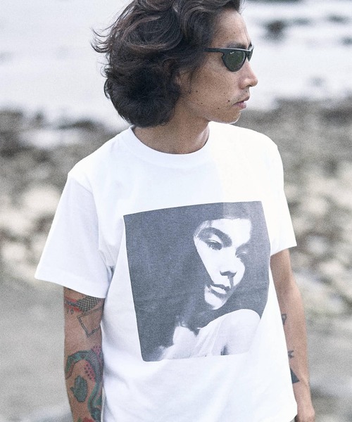PULP/417EDIFICE（パルプフォーワンセブンエディフィス）の「BJORK PHOTO TEE "PORTRAIT" 1 by Kevin Cummins（Tシャツ/カットソー・メンズ・ホワイト/ブラック・MEDIUM/SMALL/LARGE/X-LARGE）」の5枚目の写真