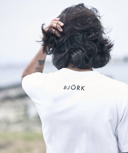 PULP/417EDIFICE（パルプフォーワンセブンエディフィス）の「BJORK PHOTO TEE "PORTRAIT" 1 by Kevin Cummins（Tシャツ/カットソー・メンズ・ホワイト/ブラック・MEDIUM/SMALL/LARGE/X-LARGE）」の6枚目の写真