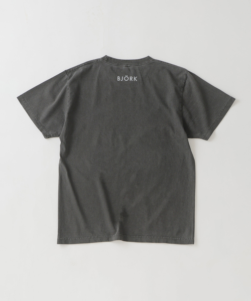 PULP/417EDIFICE（パルプフォーワンセブンエディフィス）の「BJORK PHOTO TEE "PORTRAIT" 1 by Kevin Cummins（Tシャツ/カットソー・メンズ・ホワイト/ブラック・MEDIUM/SMALL/LARGE/X-LARGE）」の7枚目の写真
