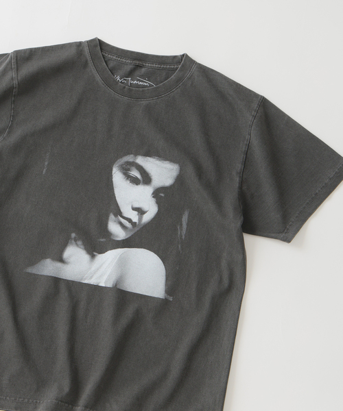 PULP/417EDIFICE（パルプフォーワンセブンエディフィス）の「BJORK PHOTO TEE "PORTRAIT" 1 by Kevin Cummins（Tシャツ/カットソー・メンズ・ホワイト/ブラック・MEDIUM/SMALL/LARGE/X-LARGE）」の3枚目の写真