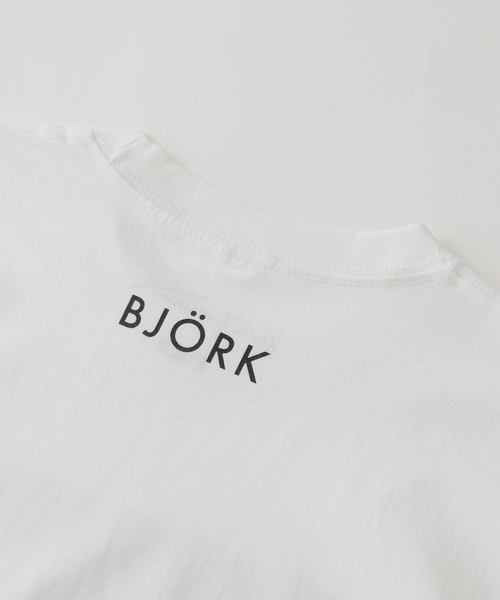 PULP/417EDIFICE（パルプフォーワンセブンエディフィス）の「BJORK PHOTO TEE "PORTRAIT" 1 by Kevin Cummins（Tシャツ/カットソー・メンズ・ホワイト/ブラック・MEDIUM/SMALL/LARGE/X-LARGE）」の19枚目の写真
