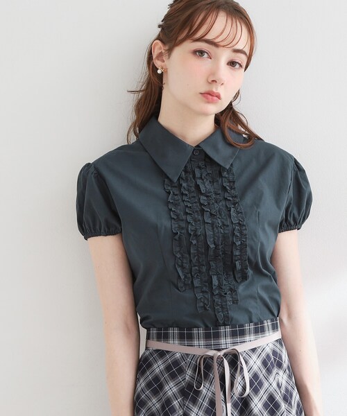 couture brooch(クチュールブローチ)の「フリルパフスリーブブラウス(シャツ/ブラウス・レディース・ダークブラウン/ネイビー/オフホワイト・38)」の1枚目の写真