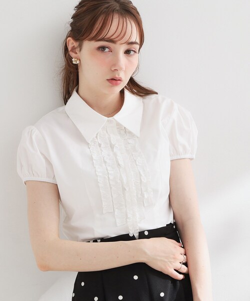 couture brooch(クチュールブローチ)の「フリルパフスリーブブラウス(シャツ/ブラウス・レディース・ダークブラウン/ネイビー/オフホワイト・38)」の2枚目の写真