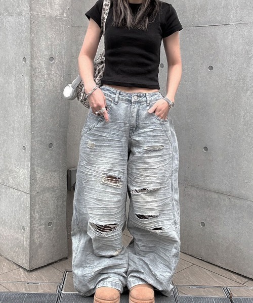YACA(ヤーカ)の「Distressed Wide Jeans/ディストレストワイドジーンズ(デニムパンツ・レディース・ライトブルー・FREE)」の1枚目の写真
