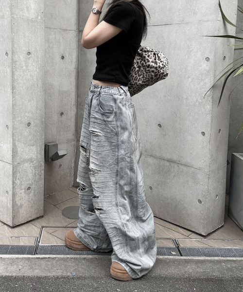 YACA(ヤーカ)の「Distressed Wide Jeans/ディストレストワイドジーンズ(デニムパンツ・レディース・ライトブルー・FREE)」の2枚目の写真