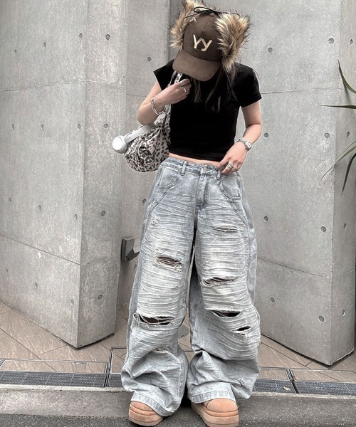 YACA(ヤーカ)の「Distressed Wide Jeans/ディストレストワイドジーンズ(デニムパンツ・レディース・ライトブルー・FREE)」の6枚目の写真