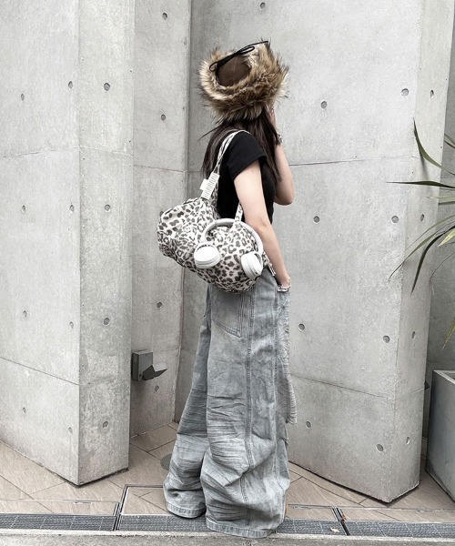 YACA(ヤーカ)の「Distressed Wide Jeans/ディストレストワイドジーンズ(デニムパンツ・レディース・ライトブルー・FREE)」の7枚目の写真