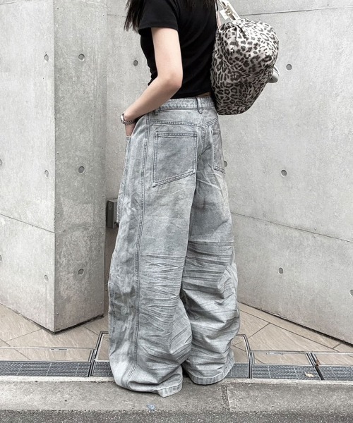 YACA(ヤーカ)の「Distressed Wide Jeans/ディストレストワイドジーンズ(デニムパンツ・レディース・ライトブルー・FREE)」の8枚目の写真