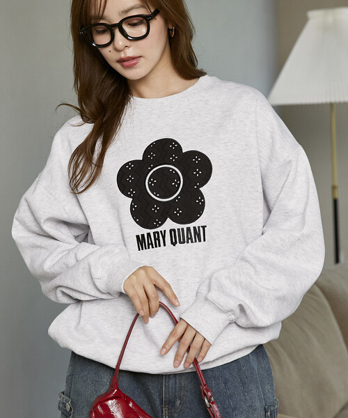 MARY QUANT(マリークワント)の「MARY QUANT × PUBLUX/マリークワント レース 異素材 デイジー アート 裏起毛 スウェット 限定展開(スウェット・レディース・グレー/ネイビー/チャコールグレー・フリ-)」の2枚目の写真