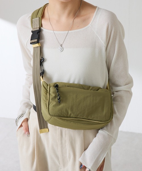 COLLAGE GALLARDAGALANTE(コラージュガリャルダガランテ)の「リバーシブルパフィーショルダー/軽量/PAPILLONNER(ショルダーバッグ・レディース・カーキ/ブラウン/ブラック・FREE)」の6枚目の写真