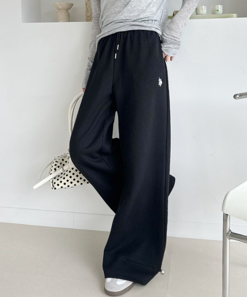 U.S. POLO ASSN.(ユーエスポロアッスン)の「【Ada.別注 U.S. POLO ASSN】裾ドロスト ワイド スウェットパンツ(その他パンツ・レディース・グレー/ブラック/ブラウン・L/S/M)」の2枚目の写真