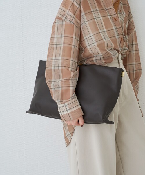 PUNTI.(プンティ)の「【PUNTI. / プンティ】3WAYレザークラッチバッグ/ショルダー付き/GRFT-TOTE(クラッチバッグ・レディース・ダークブラウン/ブラック・フリー)」の4枚目の写真