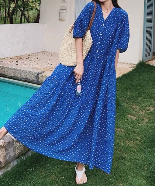 ＆soiree（アンドソワレ）の「Vネックビビットカラー半袖ティアードワンピース（ワンピース・レディース・ブルー・LARGE/MEDIUM/X-LARGE）」の2枚目の写真