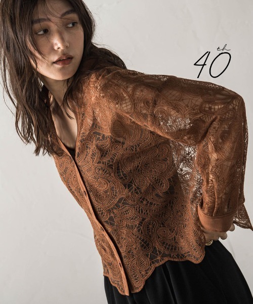 MAYSON GREY(メイソングレイ)の「【40周年限定】ペイズリーレースクロップドシャツ(シャツ/ブラウス・レディース・ブラウン・M)」の1枚目の写真