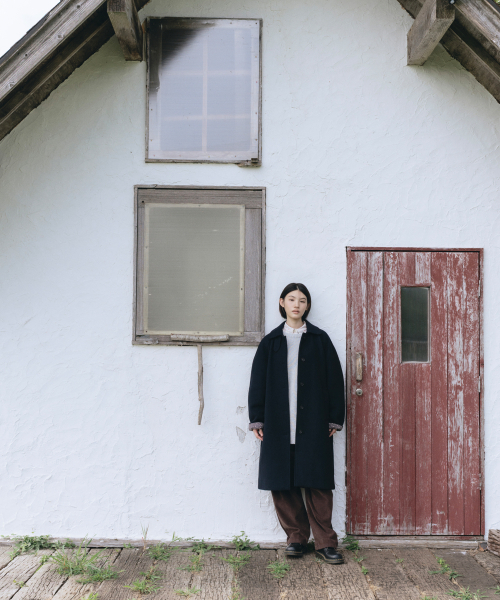 OHESHIO(オヘシオ)の「FLORAL BALMACAAN LONG COAT, BLACK(ダッフルコート・レディース・その他・FREE)」の2枚目の写真