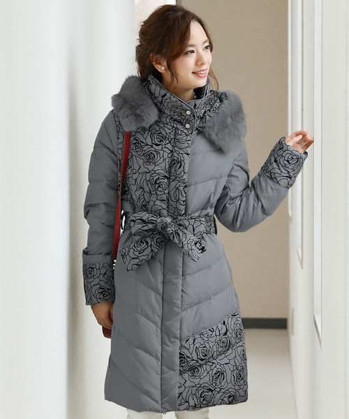 ElegChic(エレグシック)の「ローズフロッキーフード ロング ダウンコート/秋冬 キルティング 冬 コート(ダウンジャケット/コート・レディース・ブラック/グレー/モカ・M/L)」の1枚目の写真