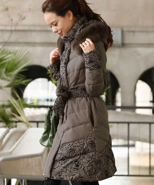 ElegChic(エレグシック)の「ローズフロッキーフード ロング ダウンコート/秋冬 キルティング 冬 コート(ダウンジャケット/コート・レディース・ブラック/グレー/モカ・M/L)」の13枚目の写真