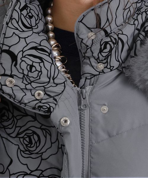 ElegChic(エレグシック)の「ローズフロッキーフード ロング ダウンコート/秋冬 キルティング 冬 コート(ダウンジャケット/コート・レディース・ブラック/グレー/モカ・M/L)」の10枚目の写真