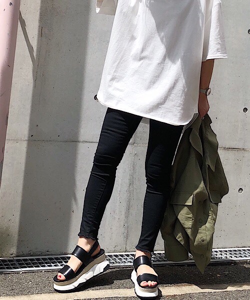 PAGEBOY（ページボーイ）の「ハイウエストスキニーデニム（デニムパンツ・レディース・ブルー/ネイビー/ブラック・LARGE/MEDIUM/SMALL）」の2枚目の写真