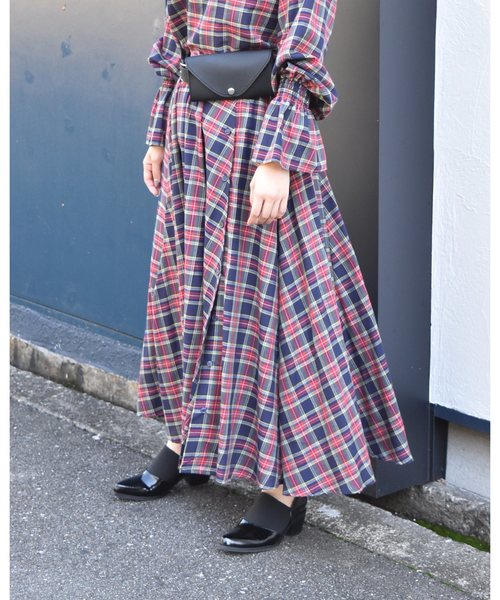 LHELBIE（レルビエ）の「サイドスリットボタンチェックボリュームスカート（スカート・レディース・ネイビー/イエロー/レッド・M）」の3枚目の写真