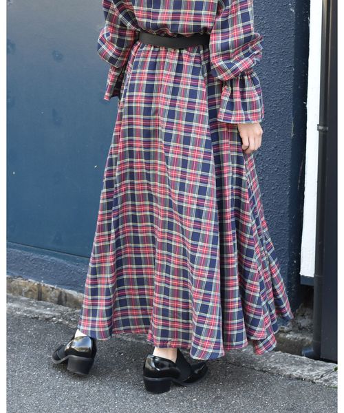 LHELBIE（レルビエ）の「サイドスリットボタンチェックボリュームスカート（スカート・レディース・ネイビー/イエロー/レッド・M）」の7枚目の写真