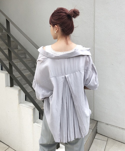 one after another NICE CLAUP(ワンアフターアナザーナイスクラップ)の「バックプリーツシャツ(シャツ/ブラウス・レディース・ライトグレー/オフホワイト/サックスブルー/アイボリー・FREE)」の1枚目の写真