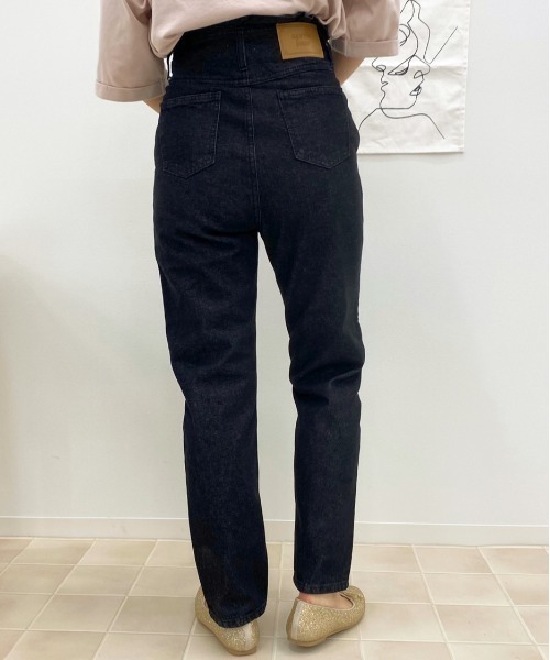 apres jour（アプレジュール）の「デニムテーパードパンツ【ZOZOTOWN限定アイテム】（デニムパンツ・レディース・ブラック/オフホワイト/ダークブルー・SMALL/MEDIUM/LARGE/X-LARGE）」の3枚目の写真