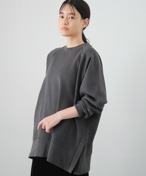AMERICAN HOLIC(アメリカンホリック)の「サイドスリットラグラン裏毛チュニック *(Tシャツ/カットソー・レディース・チャコールグレー/ベージュ/サックスブルー/アイボリー/キャメル・FREE)」の3枚目の写真