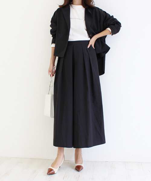 MODE ROBE（モードローブ）の「タックスカンツ＆ショートトレンチジャケットセット セットアップ トレンチ（セットアップ・レディース・ブラック/キャメル・FREE）」の2枚目の写真