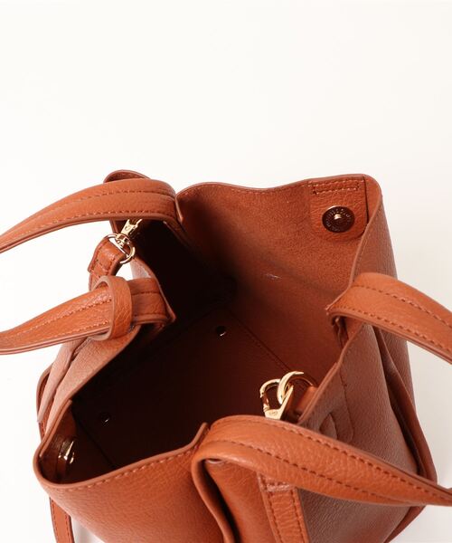 cache cache(カシュ カシュ)の「カシュカシュ cachecache / ミニショルダー付きソフトレザー調ミニトートバッグ(トートバッグ・レディース・ブラック/ベージュ系その他/サックスブルー/アイボリー/キャメル/グリーン/ワイン/ブラウン/グレー系その他/ホワイト系その他/ブラック系その他/ゴールド/シルバー/ダークグレー/チョコ・FREE)」の16枚目の写真