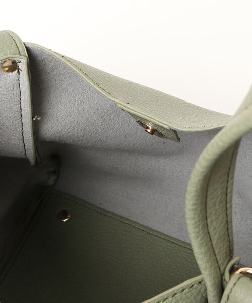 cache cache(カシュ カシュ)の「カシュカシュ cachecache / ミニショルダー付きソフトレザー調ミニトートバッグ(トートバッグ・レディース・ブラック/ベージュ系その他/サックスブルー/アイボリー/キャメル/グリーン/ワイン/ブラウン/グレー系その他/ホワイト系その他/ブラック系その他/ゴールド/シルバー/ダークグレー/チョコ・FREE)」の22枚目の写真