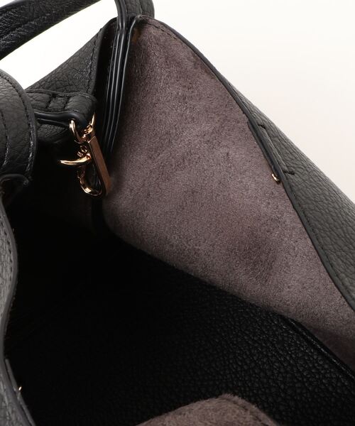 cache cache(カシュ カシュ)の「カシュカシュ cachecache / ミニショルダー付きソフトレザー調ミニトートバッグ(トートバッグ・レディース・ブラック/ベージュ系その他/サックスブルー/アイボリー/キャメル/グリーン/ワイン/ブラウン/グレー系その他/ホワイト系その他/ブラック系その他/ゴールド/シルバー/ダークグレー/チョコ・FREE)」の17枚目の写真