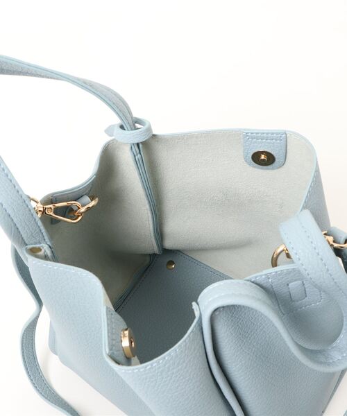 cache cache(カシュ カシュ)の「カシュカシュ cachecache / ミニショルダー付きソフトレザー調ミニトートバッグ(トートバッグ・レディース・ブラック/ベージュ系その他/サックスブルー/アイボリー/キャメル/グリーン/ワイン/ブラウン/グレー系その他/ホワイト系その他/ブラック系その他/ゴールド/シルバー/ダークグレー/チョコ・FREE)」の21枚目の写真