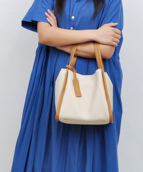 cache cache(カシュ カシュ)の「カシュカシュ cachecache / ミニショルダー付きソフトレザー調ミニトートバッグ(トートバッグ・レディース・ブラック/ベージュ系その他/サックスブルー/アイボリー/キャメル/グリーン/ワイン/ブラウン/グレー系その他/ホワイト系その他/ブラック系その他/ゴールド/シルバー/ダークグレー/チョコ・FREE)」の3枚目の写真