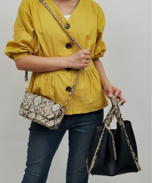 cache cache(カシュ カシュ)の「カシュカシュ cachecache / ミニショルダー付きソフトレザー調ミニトートバッグ(トートバッグ・レディース・ブラック/ベージュ系その他/サックスブルー/アイボリー/キャメル/グリーン/ワイン/ブラウン/グレー系その他/ホワイト系その他/ブラック系その他/ゴールド/シルバー/ダークグレー/チョコ・FREE)」の5枚目の写真