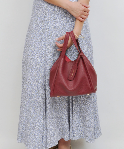 cache cache(カシュ カシュ)の「カシュカシュ cachecache / ミニショルダー付きソフトレザー調ミニトートバッグ(トートバッグ・レディース・ブラック/ベージュ系その他/サックスブルー/アイボリー/キャメル/グリーン/ワイン/ブラウン/グレー系その他/ホワイト系その他/ブラック系その他/ゴールド/シルバー/ダークグレー/チョコ・FREE)」の13枚目の写真