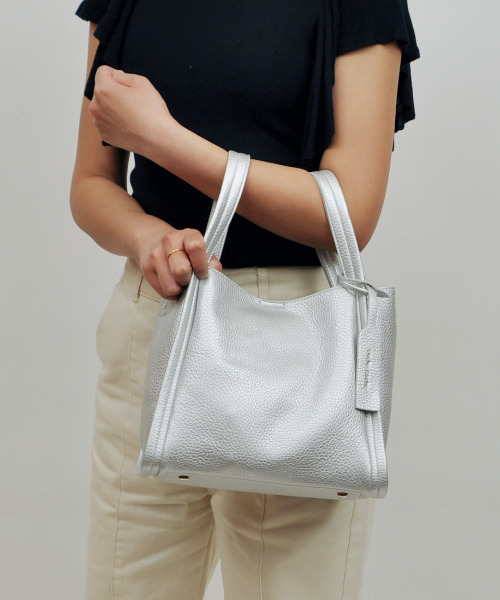 cache cache(カシュ カシュ)の「カシュカシュ cachecache / ミニショルダー付きソフトレザー調ミニトートバッグ(トートバッグ・レディース・ブラック/ベージュ系その他/サックスブルー/アイボリー/キャメル/グリーン/ワイン/ブラウン/グレー系その他/ホワイト系その他/ブラック系その他/ゴールド/シルバー/ダークグレー/チョコ・FREE)」の14枚目の写真