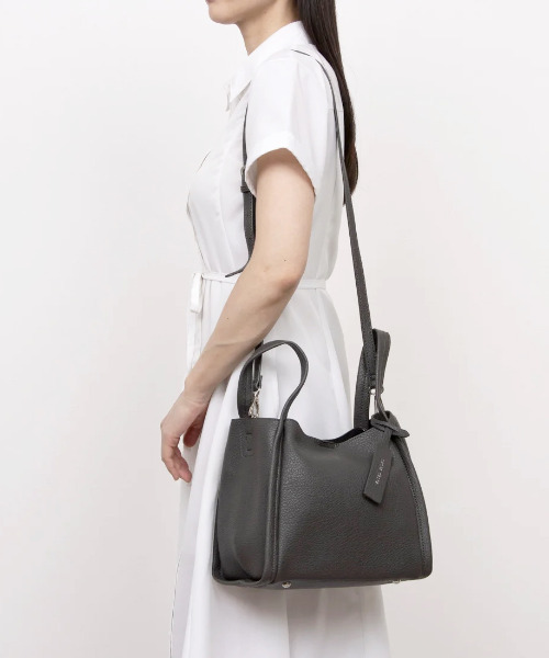 cache cache(カシュ カシュ)の「カシュカシュ cachecache / ミニショルダー付きソフトレザー調ミニトートバッグ(トートバッグ・レディース・ブラック/ベージュ系その他/サックスブルー/アイボリー/キャメル/グリーン/ワイン/ブラウン/グレー系その他/ホワイト系その他/ブラック系その他/ゴールド/シルバー/ダークグレー/チョコ・FREE)」の6枚目の写真