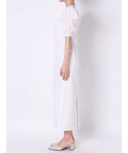 dazzlin(ダズリン)の「コットンタックボリュームショルダーワンピース(ワンピース・レディース・オフホワイト/ブルー/モカ・SMALL/MEDIUM)」の22枚目の写真