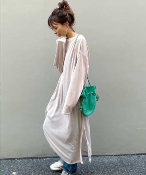 ulu（ウル）の「original Shear loose slit dress（Tシャツ/カットソー・レディース・ブラック/グレイッシュベージュ・FREE）」の2枚目の写真