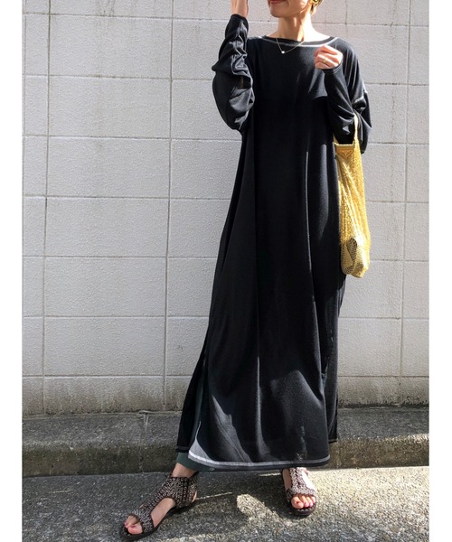 ulu（ウル）の「original Shear loose slit dress（Tシャツ/カットソー・レディース・ブラック/グレイッシュベージュ・FREE）」の5枚目の写真