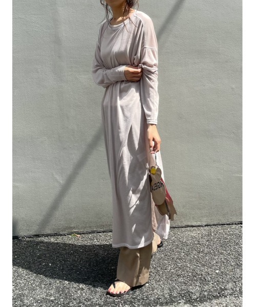 ulu（ウル）の「original Shear loose slit dress（Tシャツ/カットソー・レディース・ブラック/グレイッシュベージュ・FREE）」の3枚目の写真