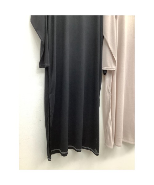 ulu（ウル）の「original Shear loose slit dress（Tシャツ/カットソー・レディース・ブラック/グレイッシュベージュ・FREE）」の10枚目の写真