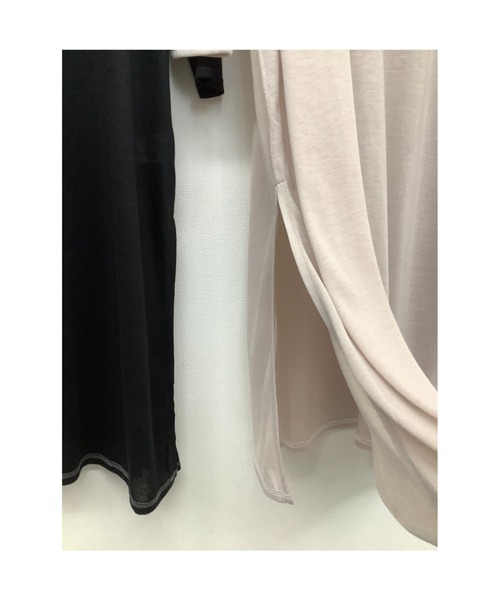 ulu（ウル）の「original Shear loose slit dress（Tシャツ/カットソー・レディース・ブラック/グレイッシュベージュ・FREE）」の4枚目の写真