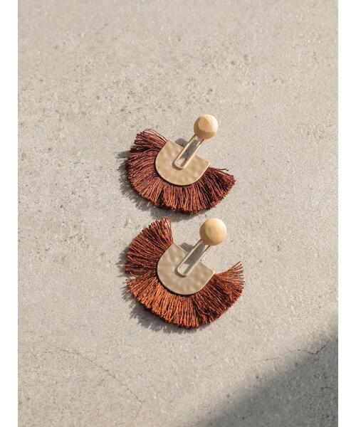 AMERICAN HOLIC(アメリカンホリック)の「ラウンドウッド&フリンジピアス *(ピアス(両耳用)・レディース・ブラウン/カーキ/アイボリー・FREE)」の5枚目の写真