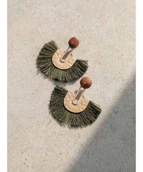 AMERICAN HOLIC(アメリカンホリック)の「ラウンドウッド&フリンジピアス *(ピアス(両耳用)・レディース・ブラウン/カーキ/アイボリー・FREE)」の6枚目の写真